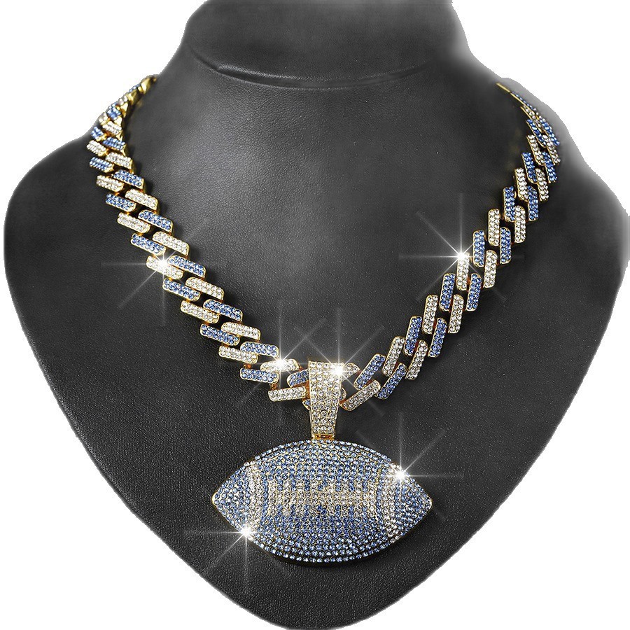 Colgante de aleación de rugby de diamante de color de venta caliente transfronterizo Diseño de moda transfronterizo Color Bola de diamante Hip Hop Collar cubano