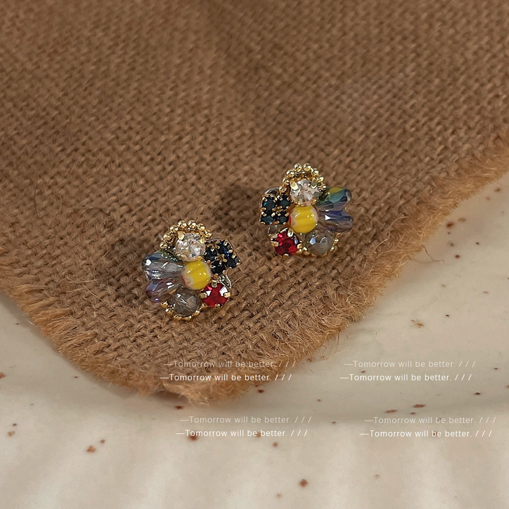 ¡Colorido y encantador! Contraste color cristal cuentas flor Stud pendientes mujer Corea del Sur nicho temperamento exquisito oído joyería