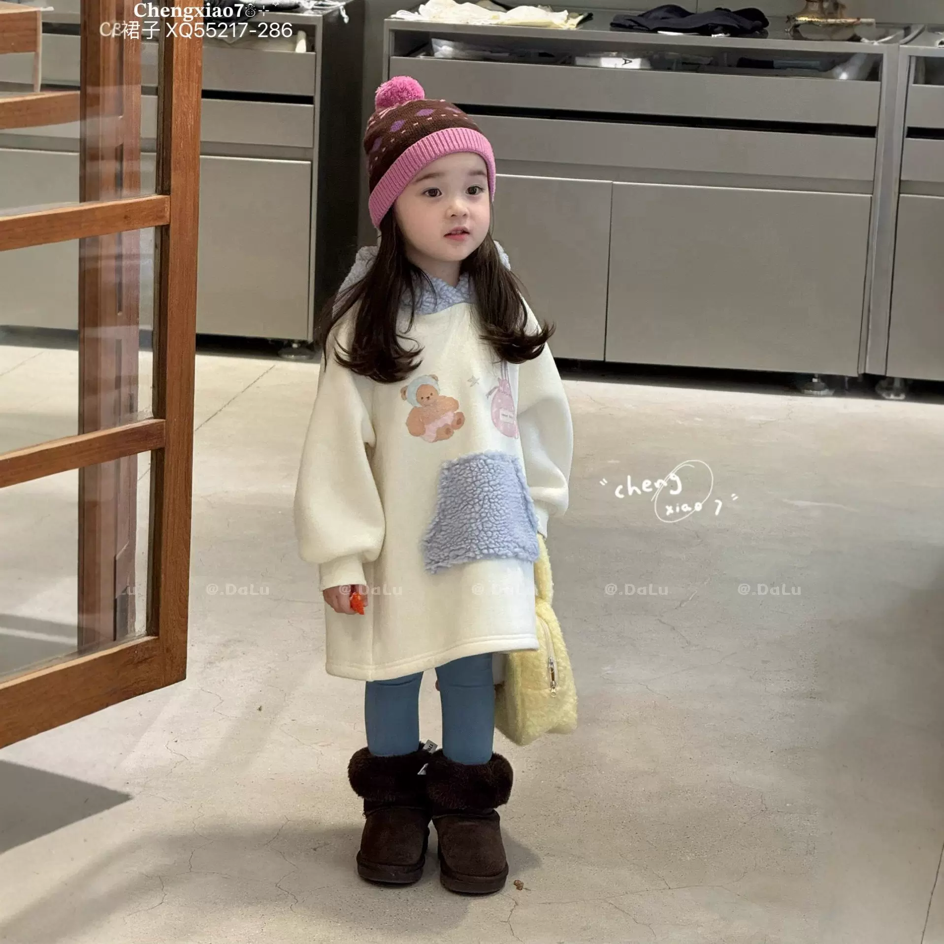 橙小7女童2025新款时尚小众设计感连衣裙秋冬毛绒口袋连帽裙55217