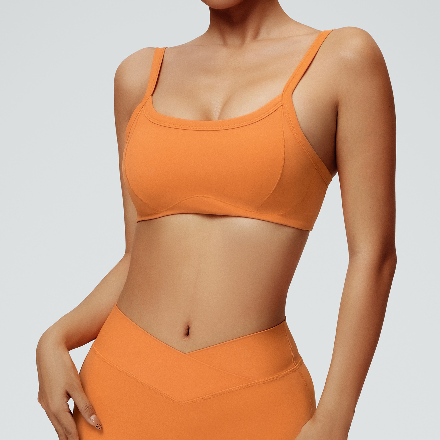 Europa y América desnudos transfronterizos ropa interior deportiva vestida en el exterior para reunir la espalda hermosa bra de yoga para mujeres a prueba de choques bra de fitness integrado