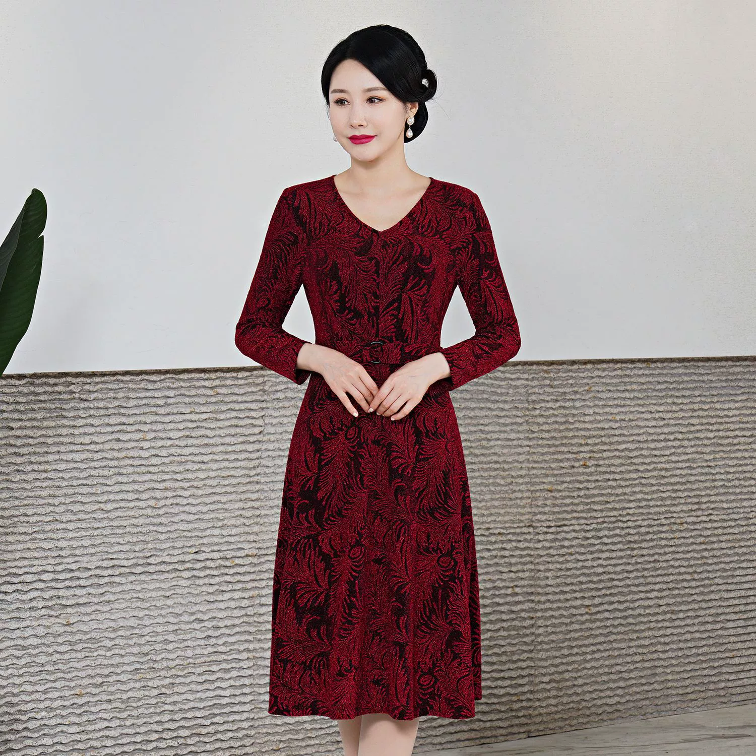 Шэньчжэнь высокого класса плюс размер среднего возраста женское платье эластичная ткань с золотым луком новая юбка с маятником