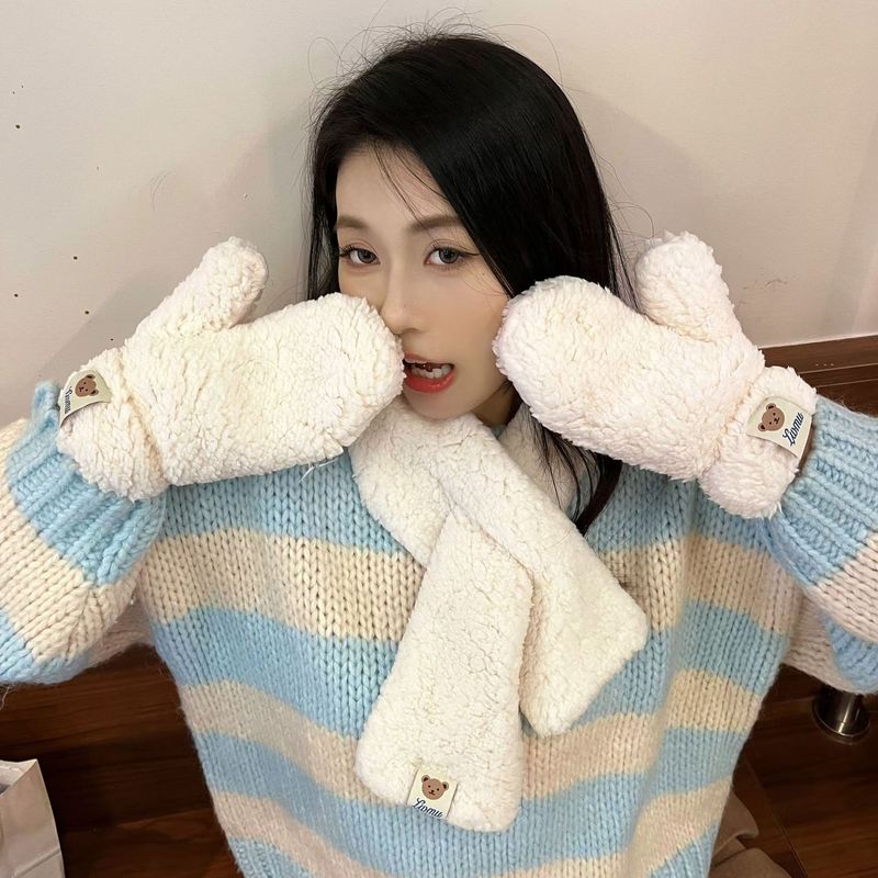 かわいい熊のぬいぐるみが首を掛けている男の女の子は冬に自転車に乗って保温して厚いベルベットに乗って綿手袋をして冬になる|undefined