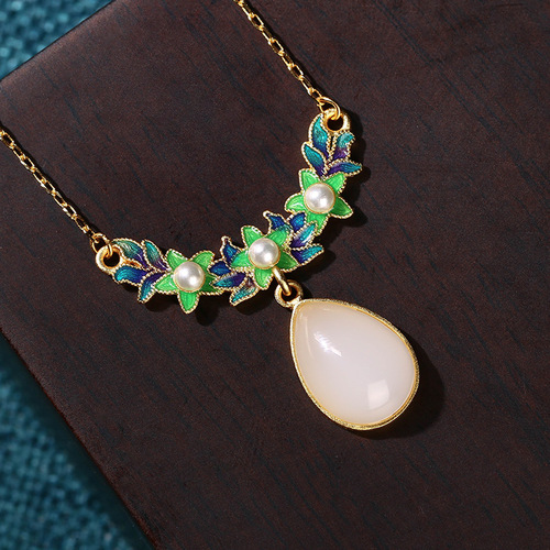 Hot-selling items at street stalls and temple fairs, classical and elegant enamel-painted flower clusters, imitation white jade pearls, retro necklaces