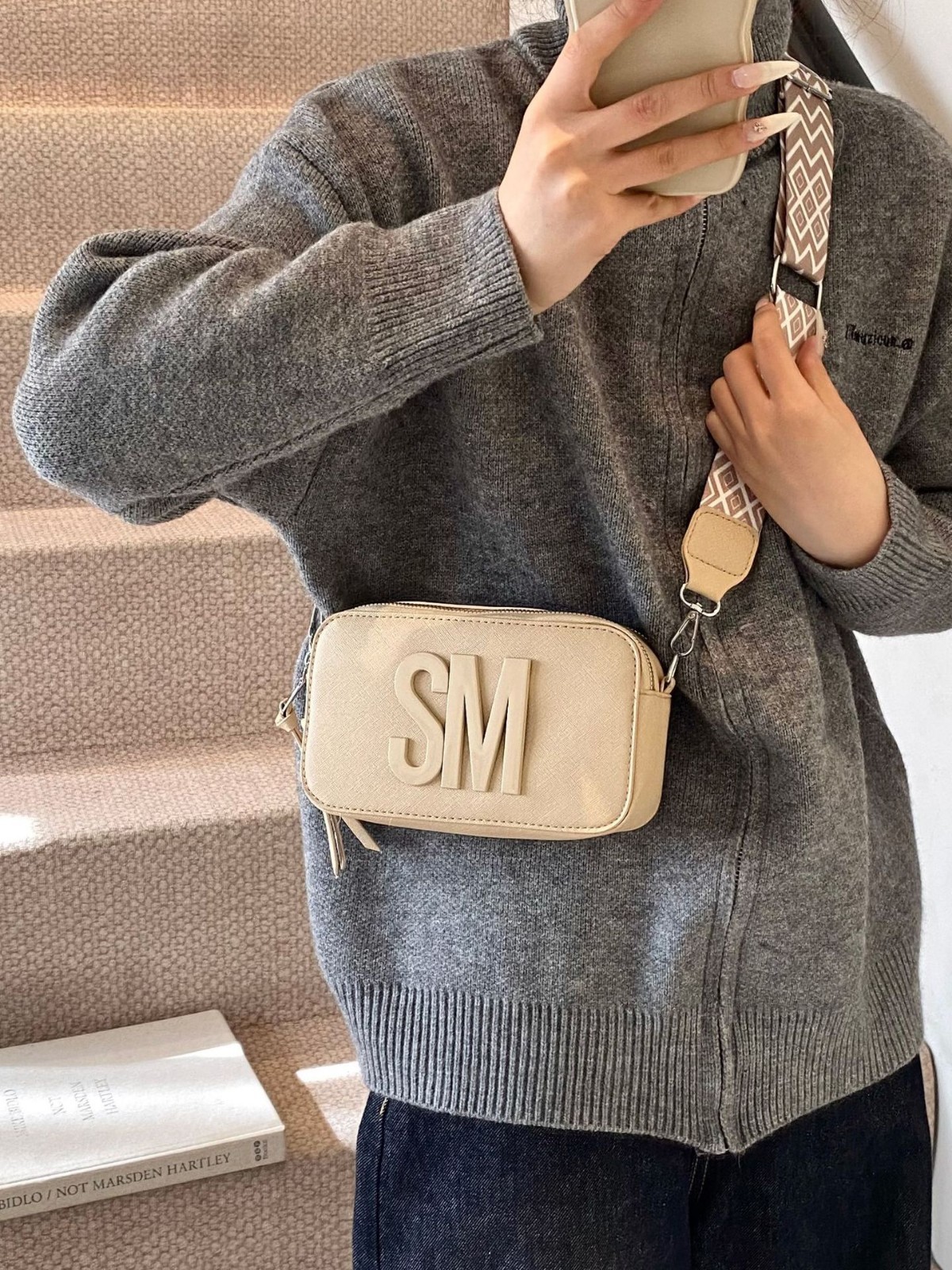 Personalidad de moda moda moda bolsa de mujer casual versátil nicho letras pequeñas bolsas cuadradas correa de hombro ancha popular mochila de hombro