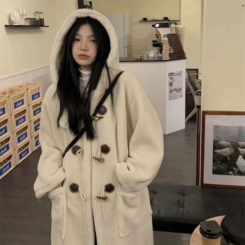 Женское зимнее пальто из овечьей шерсти средней длины с пряжкой из рога, новое теплое пальто с капюшоном в студенческом стиле из овечьей шерсти