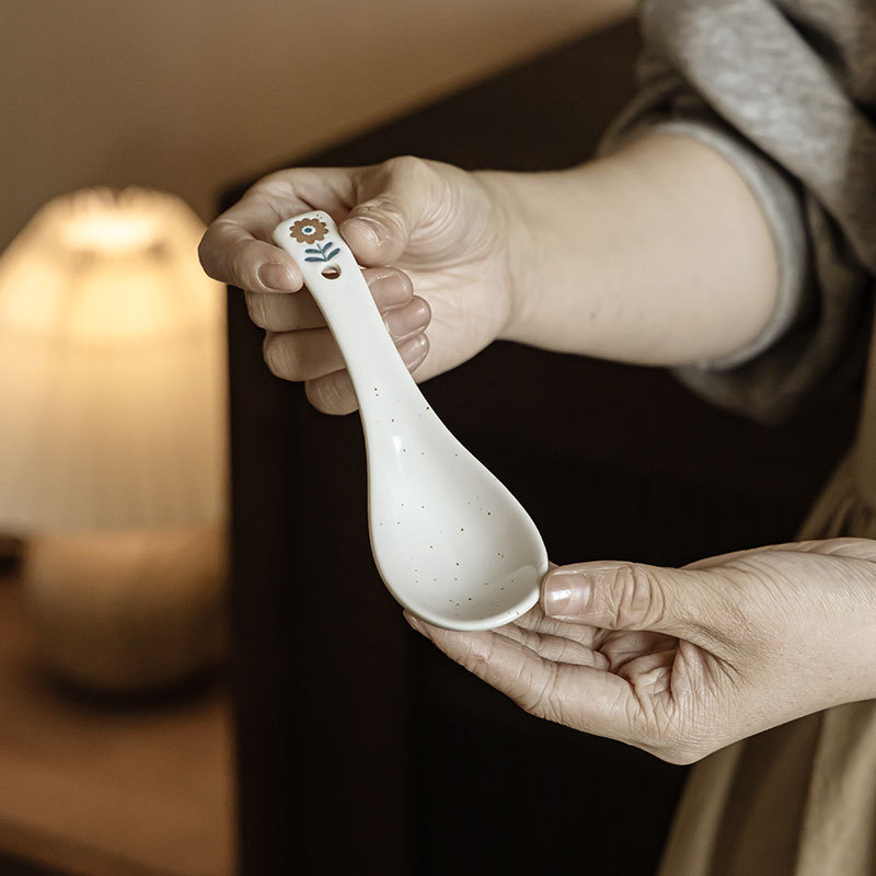 Cuchara de cerámica retro de estilo japonés, linda cuchara de flor pequeña, cuchara de bebida simple para el hogar, vajilla blanca pura, cuchara de papilla, cuchara al por mayor