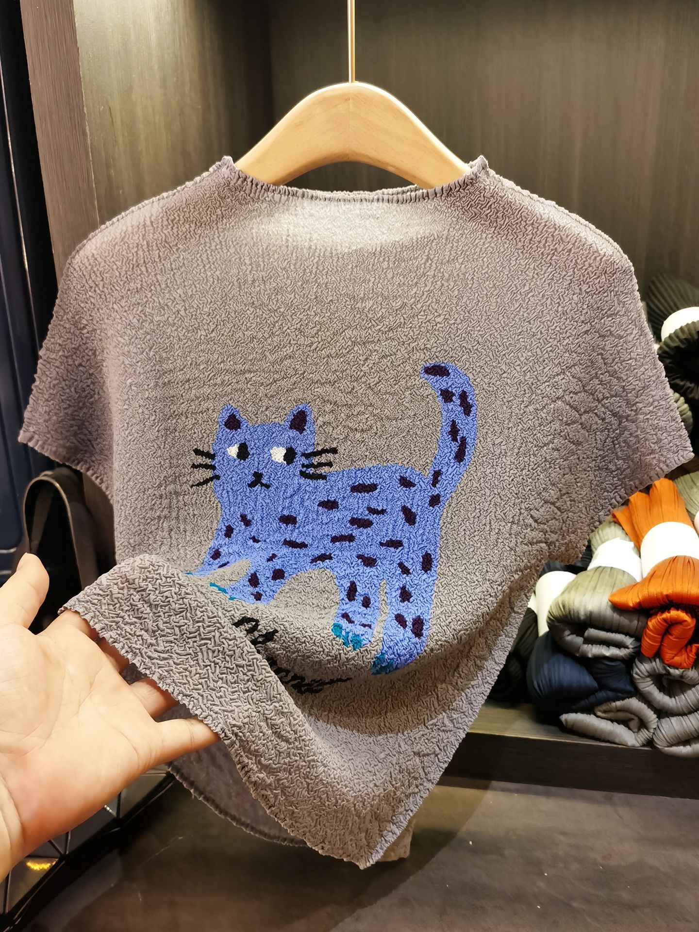 Áo thun nữ cổ tròn xếp ly nhẹ mỏng họa tiết mèo hoạt hình jacquard — đen, Màu trắng nhạt, màu xám