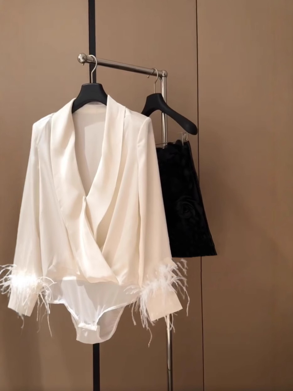 25 primavera temperamento francés satén con cuello en V súper hada hija dama pluma suave camisa de manga larga mujer lujo ligero forro versátil