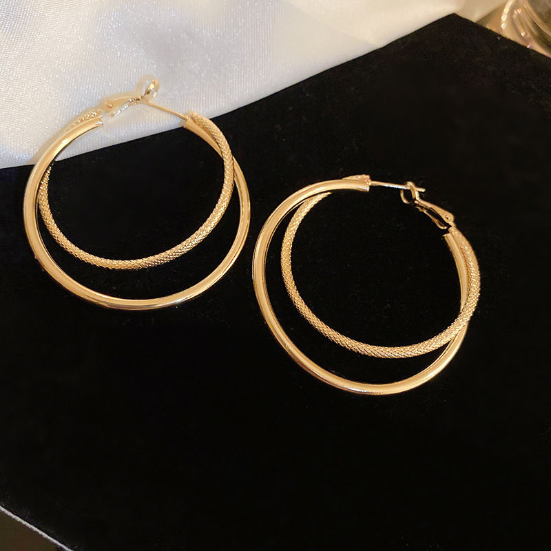 Aguja de plata Pendientes de anillo de elemento transfronterizo europeo y americano Pendientes de nicho de viento frío Pendientes de temperamento de moda Pendientes de lujo ligero y de alta gama