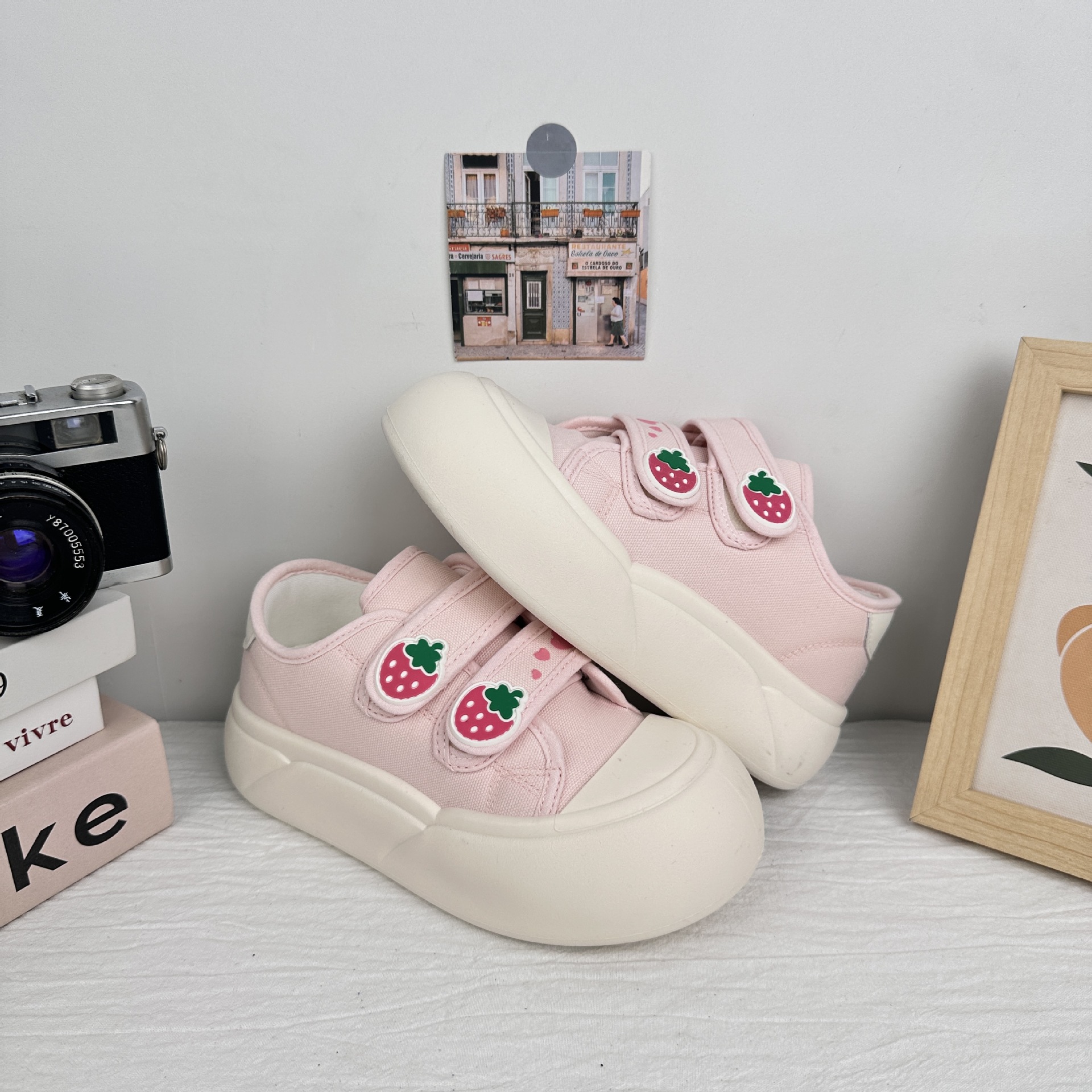 Zapatos de punta grande con velcro de onda lejana 2025 nuevos zapatos de lona de verano zapatos de moda de nicho de diseño de suela gruesa para mujer