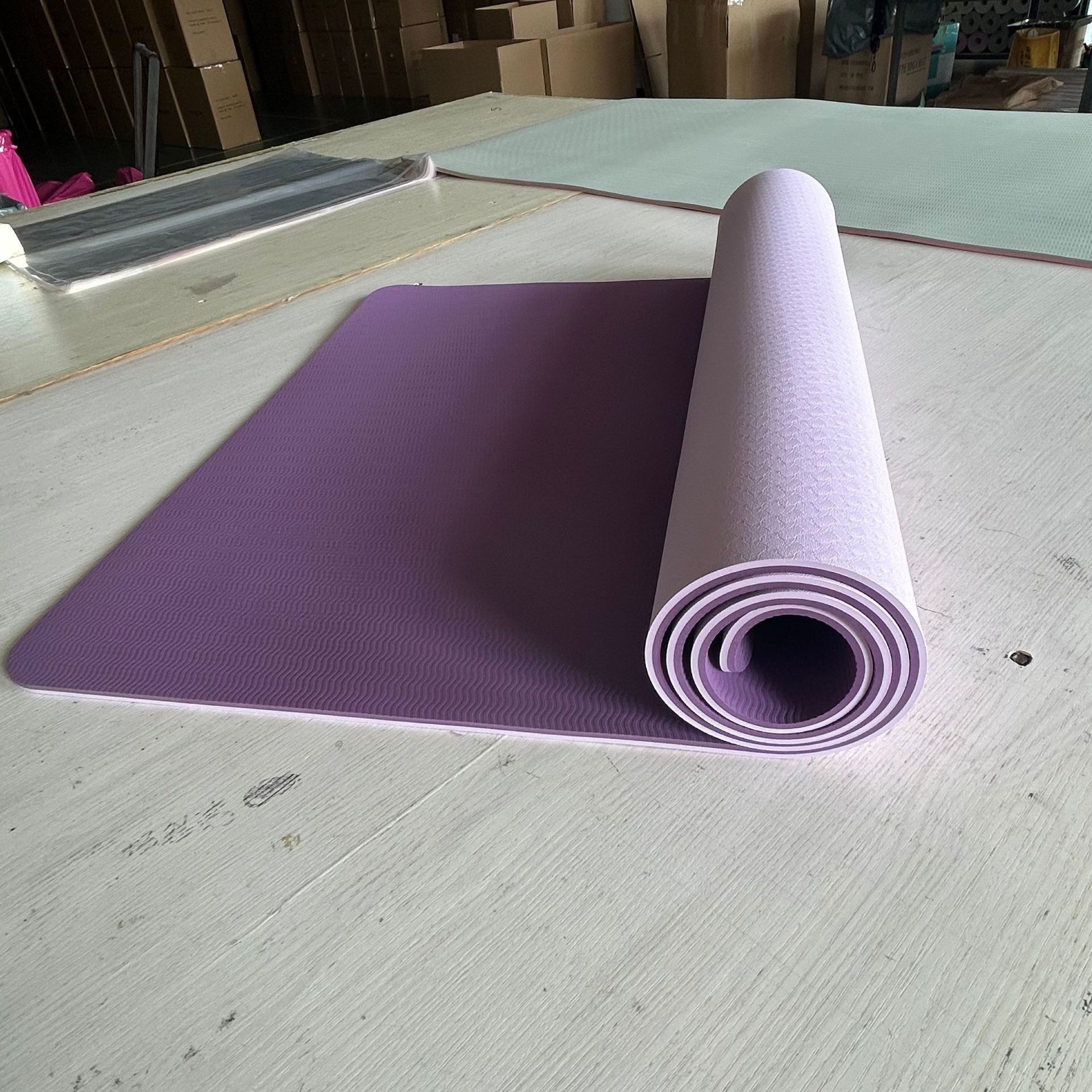 Fabricantes de stock al por mayor TPE mat de yoga de dos colores 183 * 61 * 0.6 mat de ejercicios deportivos de danza portátil mat