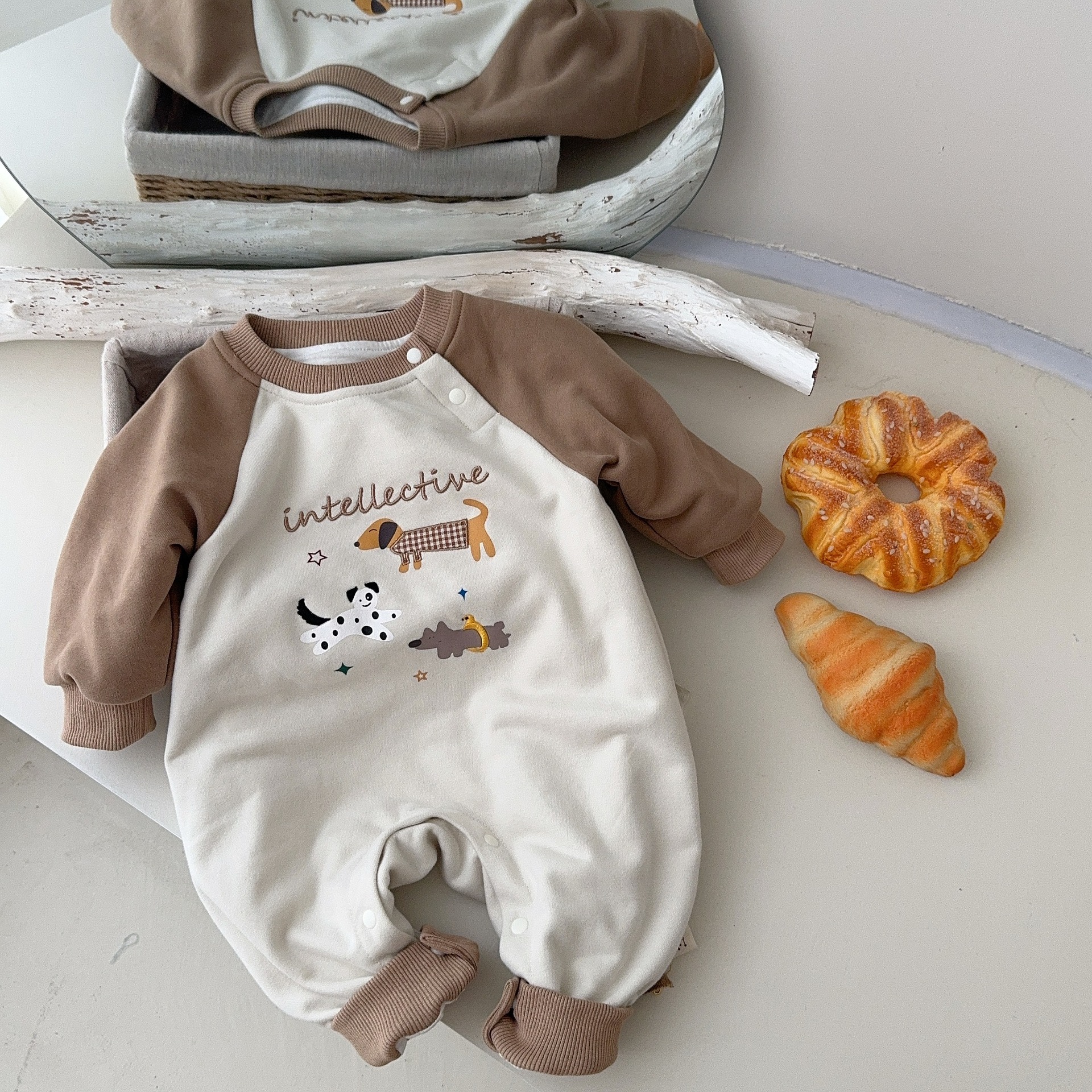 2024 otoño nuevo producto bebé de una pieza de dibujos animados coreanos en contraste traje de escalada mameluco bebé mameluco ropa de bebé