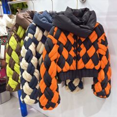 2025新款冬季羽绒服女短款连帽欧货潮牌字母提花白鸭绒面包服外套