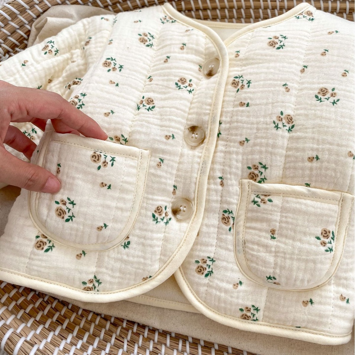 INS estilo coreano de invierno Bebé con cuello en V chaqueta acolchada niña bebé floral cardigan chaqueta acolchada de algodón engrosada Abrigo acolchado de algodón cálido