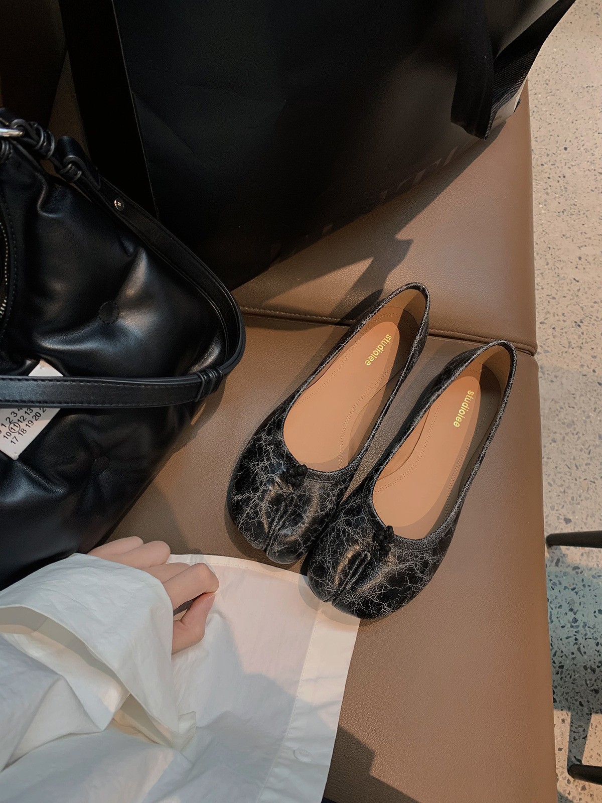 블랙 팝핑 패턴 스팟