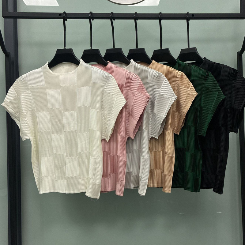 Miyake Pleated Short-Sleeved T-Shirt for Women, Summer New Style, French Glossy Satin, Fashionable, Simple, Elegant, Versatile Top for Women Miyake Pleated Short-Sleeved T-Shirt for Women, Summer New Style, French Glossy Satin, Fashionable, Simple, Elegant, Versatile Top for Women