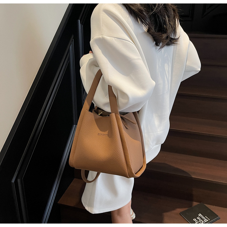 This year's popular bags for ladies are the 2025 new Korean-style simple and versatile crossbody bag and the retro commuting hand-held bucket bag undefined