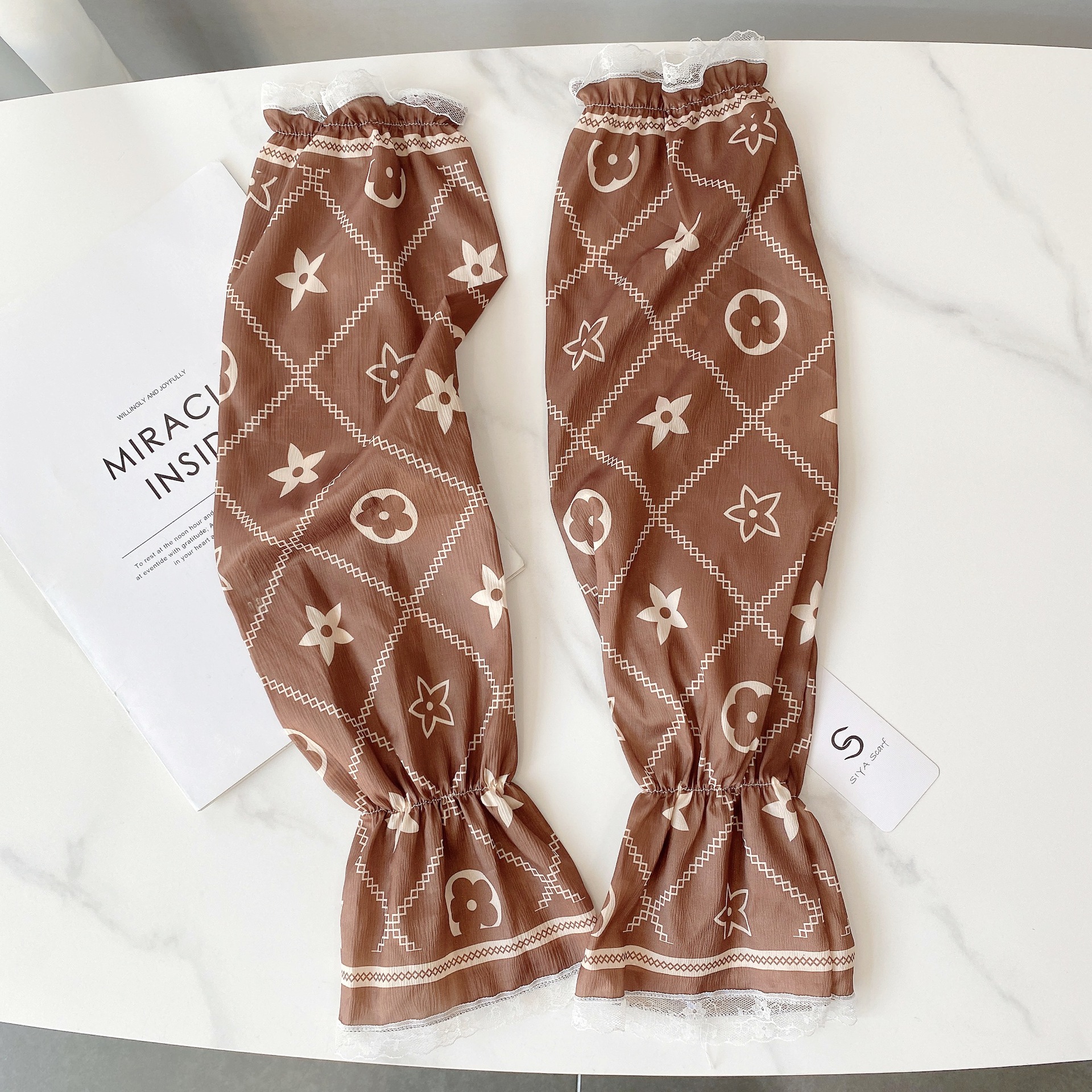 Verano estilo coreano ligero transpirable overse manga de encaje de las mujeres protección solar fresca manga de hielo satinado protección del brazo de conducción al aire libre al por mayor