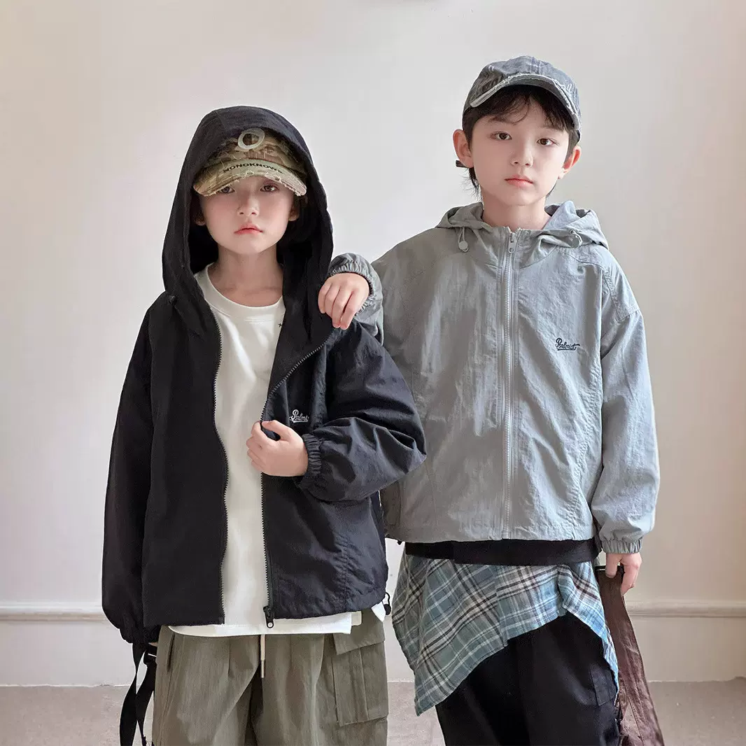 2025秋季新款韩版儿童字母刺绣连帽冲锋衣男女童户外休闲外套潮范