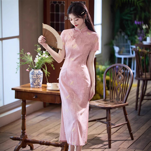 2025 Summer Imitation Bamboo Texture Linen Long Side-Button Cheongsam in Pink for Graduation Ceremony, Short-Sleeve Cheongsam in Stock