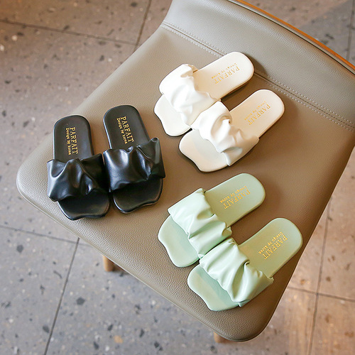 2024 new summer children's flip-flops for baby girls Korean style fashionable home sandals little girls soft-soled shoes