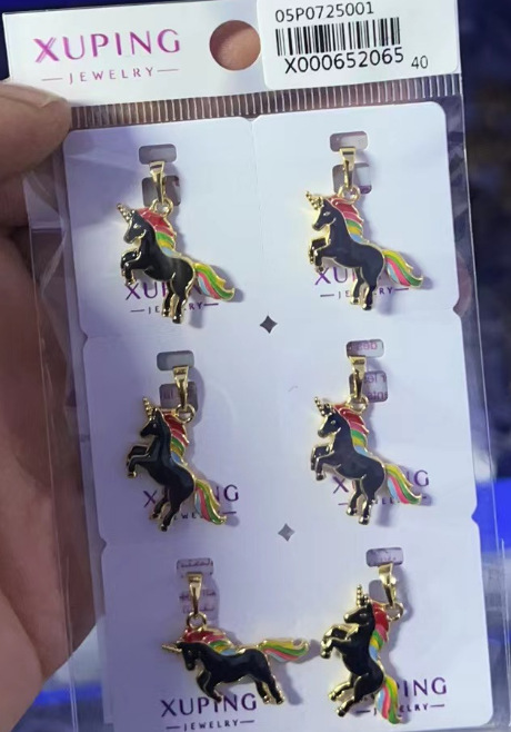 Colgante de unicornio negro (sin cadena)