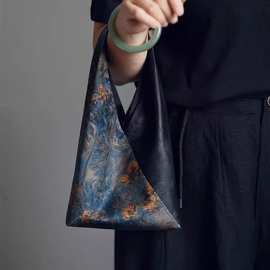 新中式国风旗袍复古宋锦香云纱水桶包女腋下包便携式小拎包化妆包