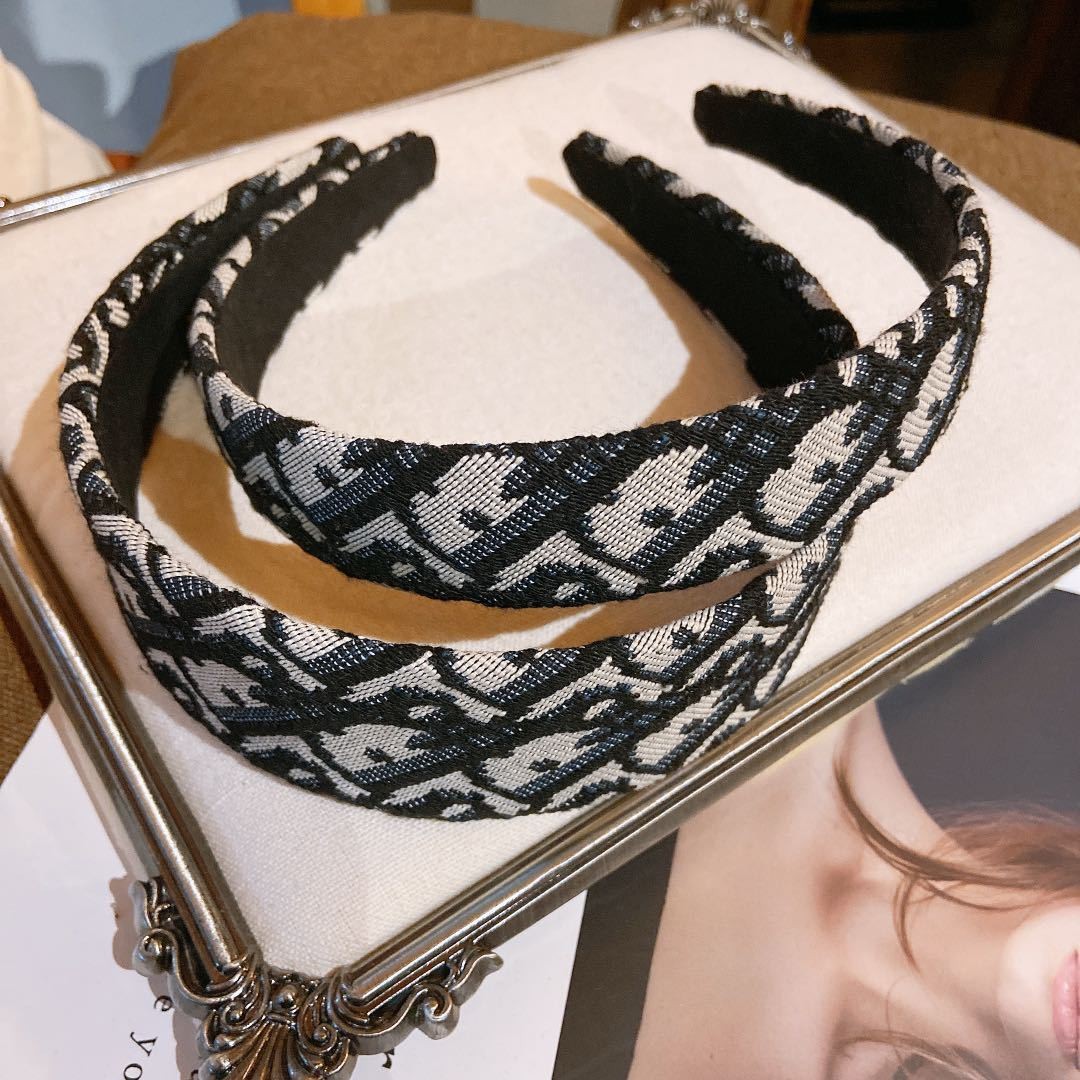 アルファベットの蝶結びのカチューシャは顔の小さいカチューシャを見せます。