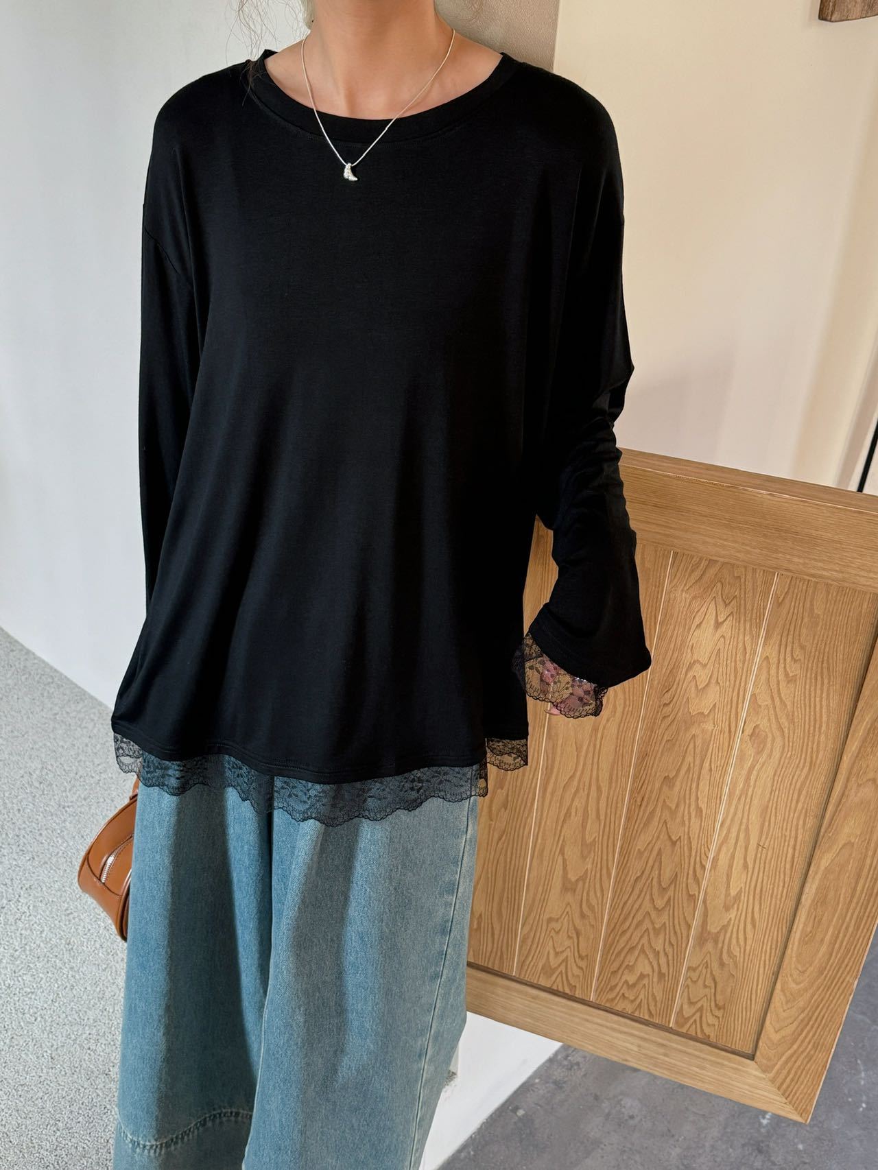 Diseño de la camisa de fondo con costuras de encaje de todo fósforo 2024 otoño e invierno nuevo estilo lijado adelgazante top temperamento de moda femenina