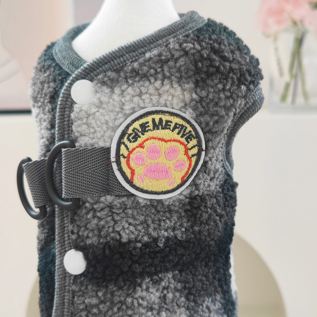 Ropa de perro otoño y invierno grueso felino grano chaleco de lana de espalda abrazadera de tracción perro pequeño peluche artículos de mascotas