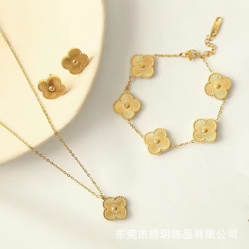 Preservar el color que no se desvanece collar de trébol de la suerte pulsera pendientes de tres piezas de oro de titanio collar de acero ins