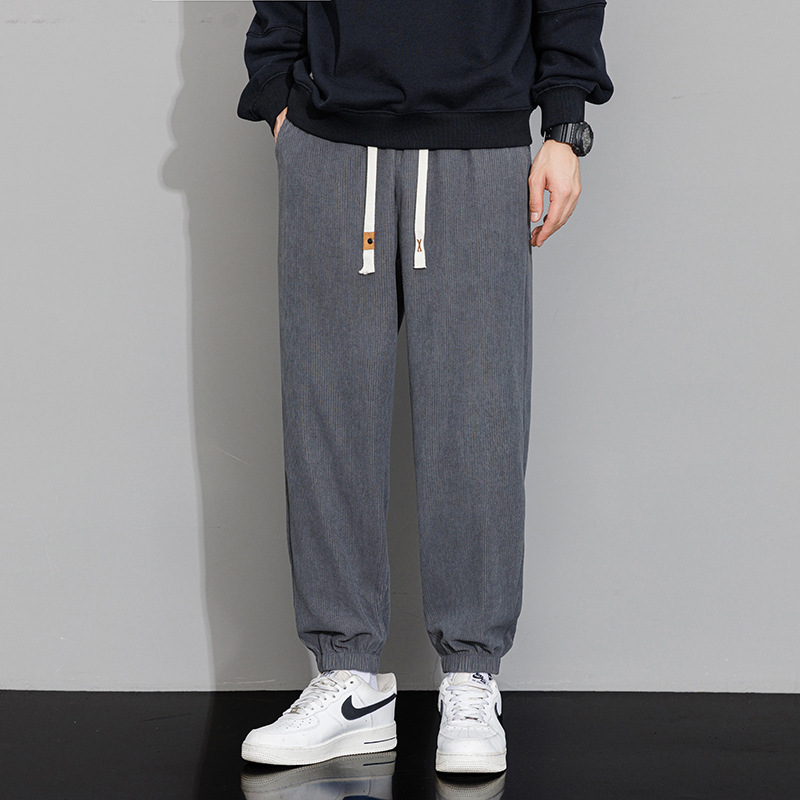 Темно -серой