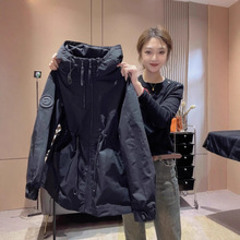 欧货秋装2025新款连帽冲锋衣外套女高级感收腰大码工装中长款风衣