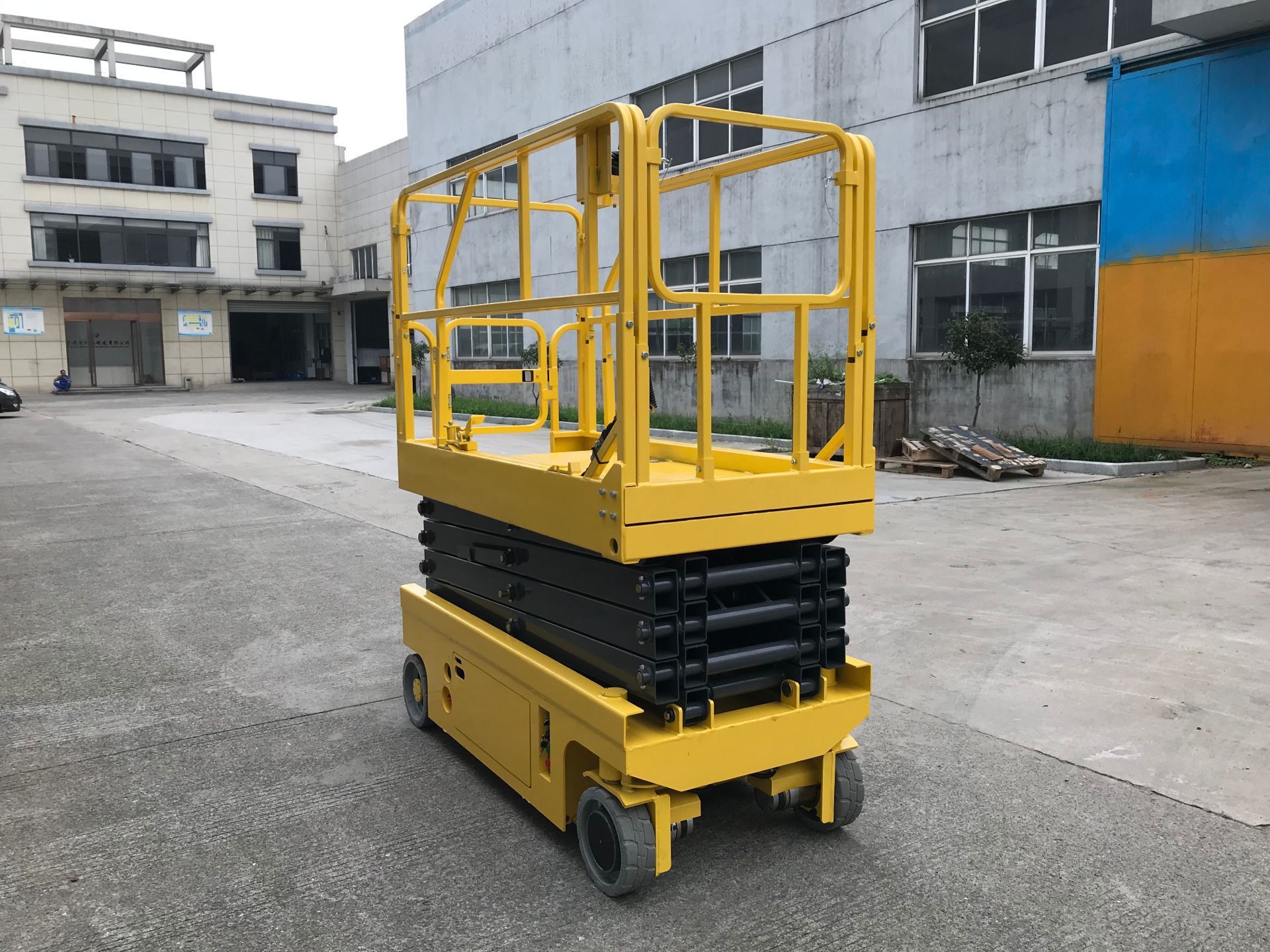 平台升降可移动的仓库电动升降机全剪叉登高梯移动电动升降平台