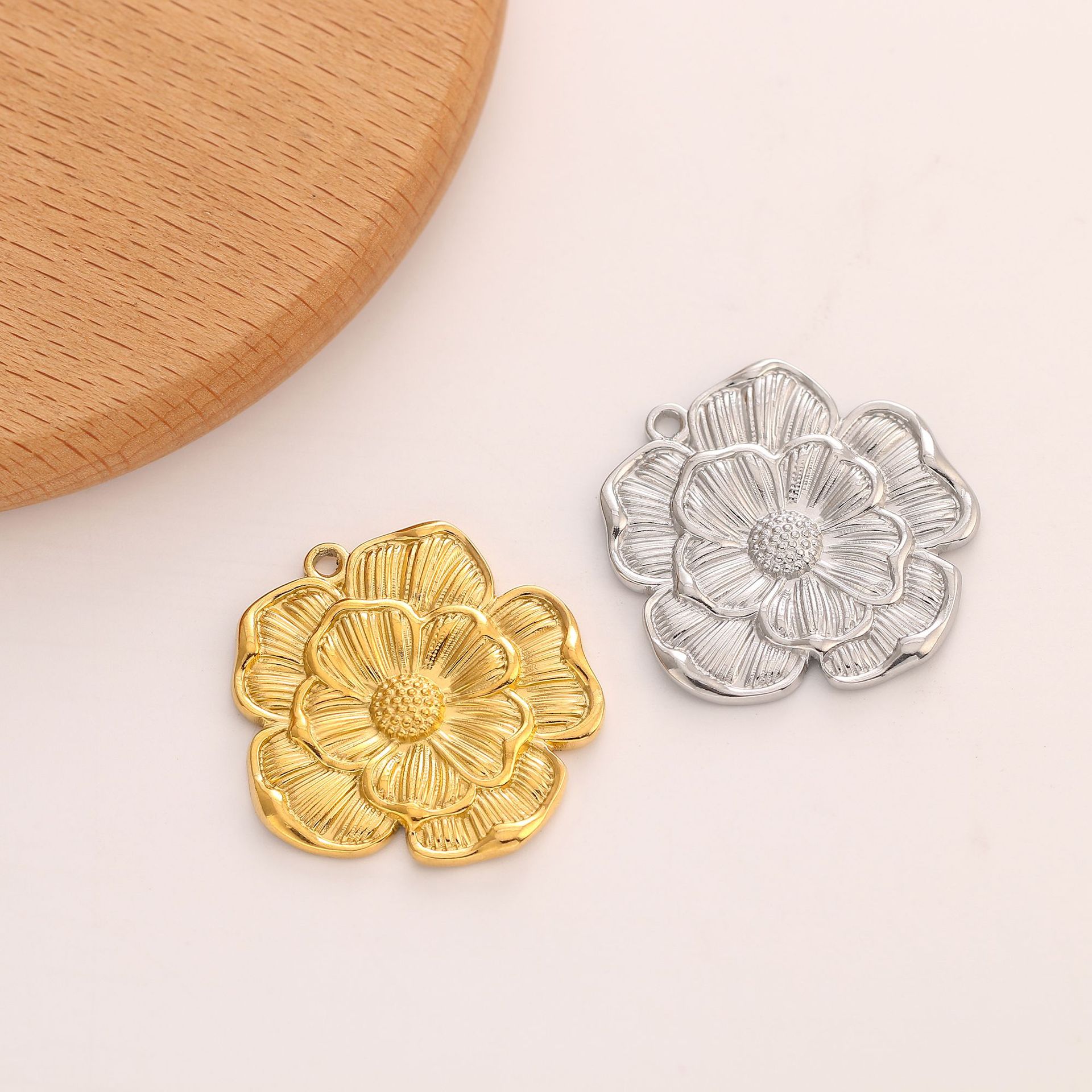 15g Weight Pendant Jewelry Making Type 30*32mm Jewelry Making Size DIY Jewelry Accessories Classification 3 PCS/Package Quantity 304 Stainless Steel Material Flower Pattern Plating Design Retro Style 3 PCS/Package 30*32mm 304 Stainless Steel Flower Pendant 9