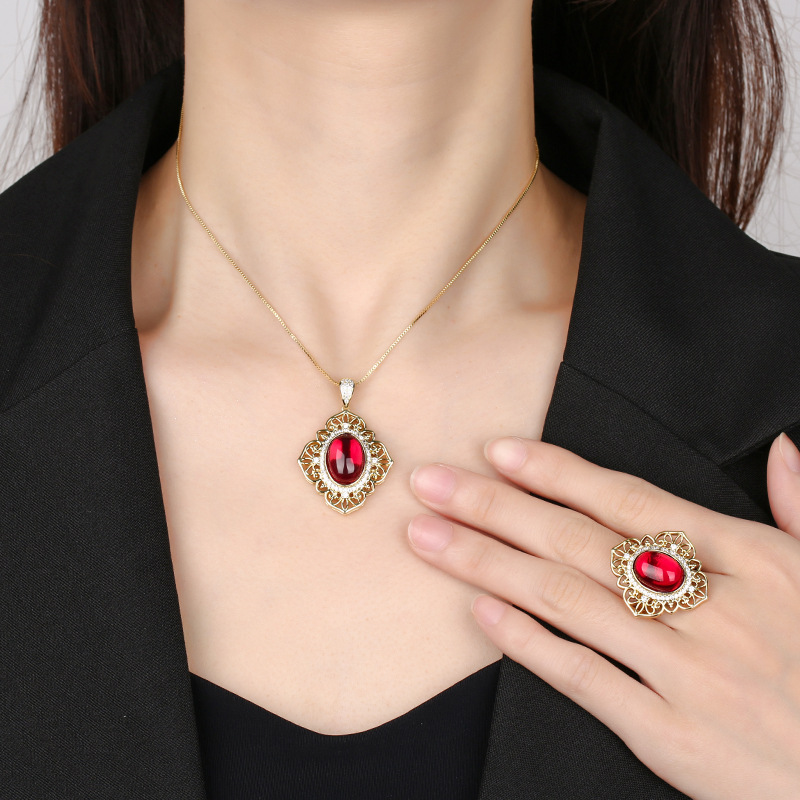 2024 nueva joyería Zhuang Shengsheng simulación europea paloma sangre corindón rojo calcedonia verde retro traje hueco principal 10*14