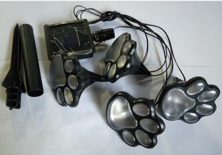 Solar-Powered Bear Paw Light Image 2
