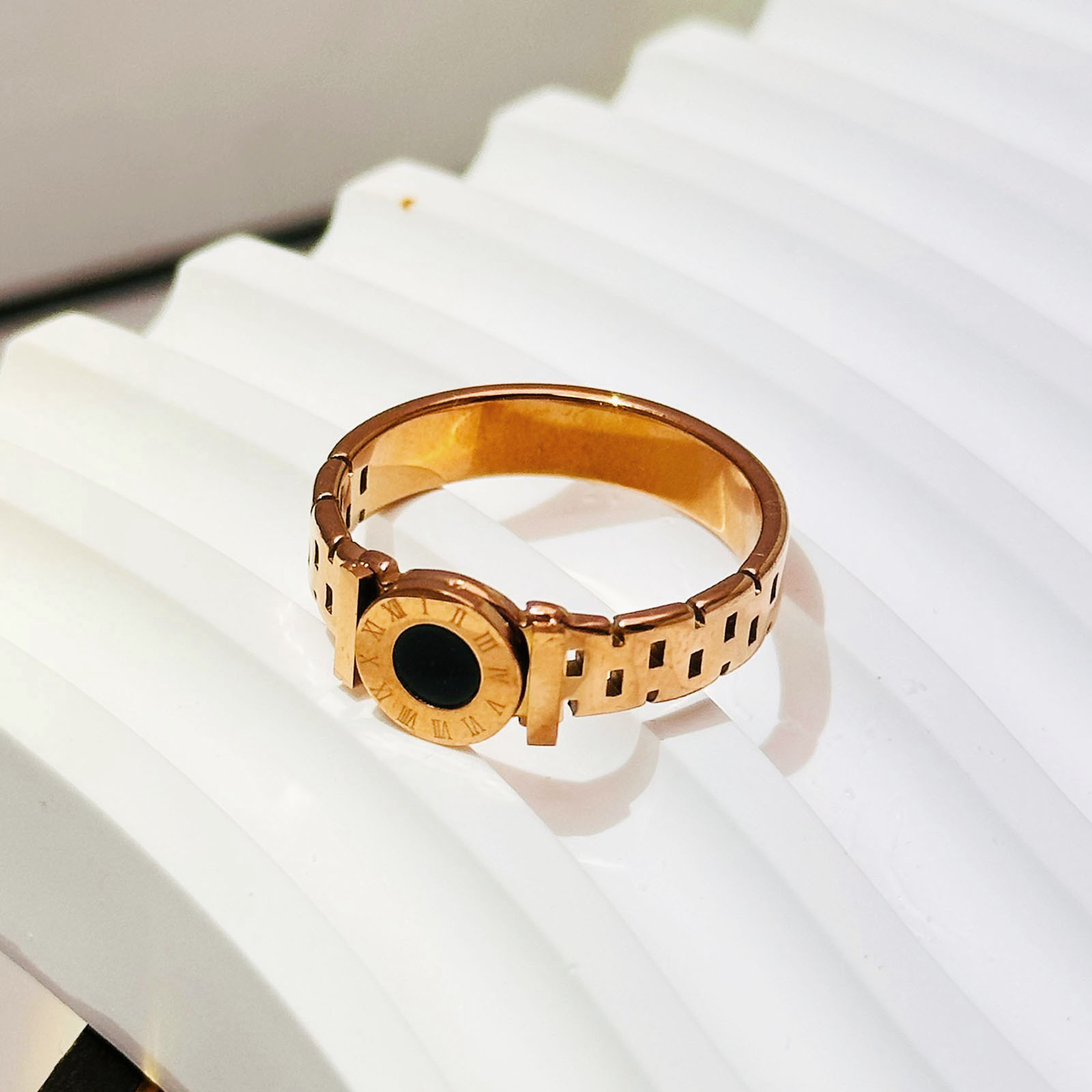 Diseño de nicho de ins anillo digital romano red de acero de titanio femenino anillo de dedo índice de personalidad roja estudiante anillo simple