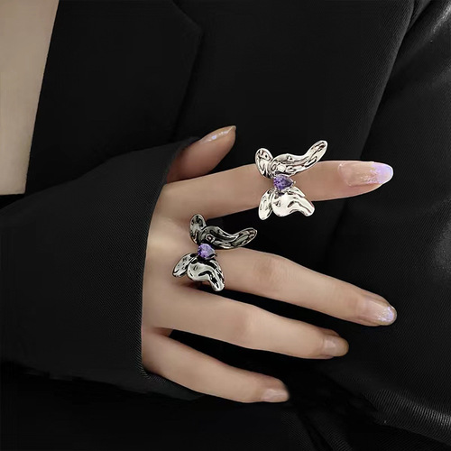 European and American-style dark liquid butterfly ring for women—stylish, edgy, minimalist design with a premium, niche appeal—perfect for social media influencers.