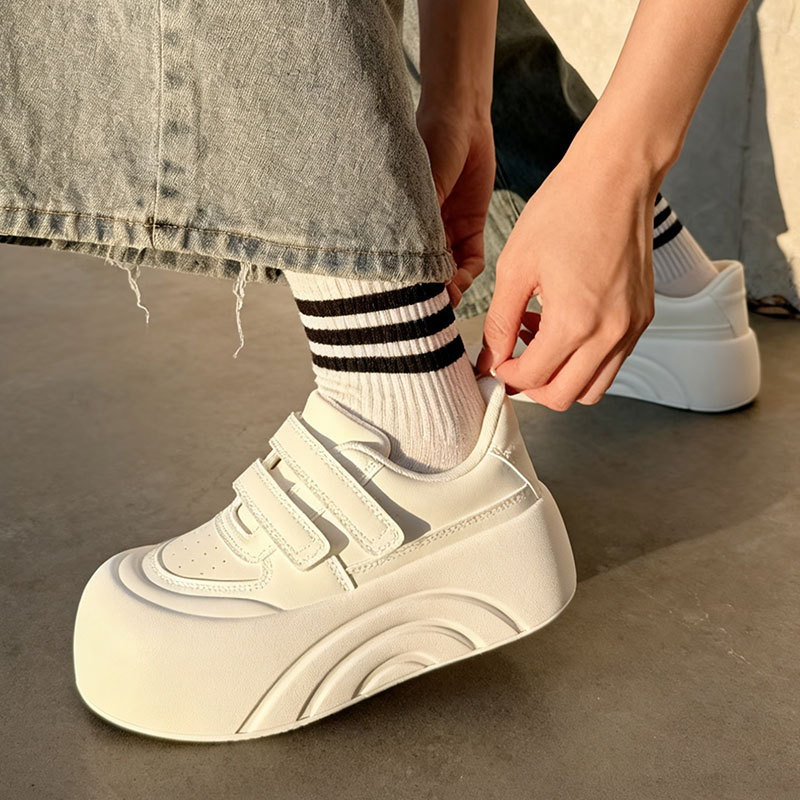 Scarpe da donna di alta gamma con suola spessa, modello nuvola bianca, nuove, primavera/autunno 2025, con velcro, alluce, stile brutto, tipo pane_voghion.com