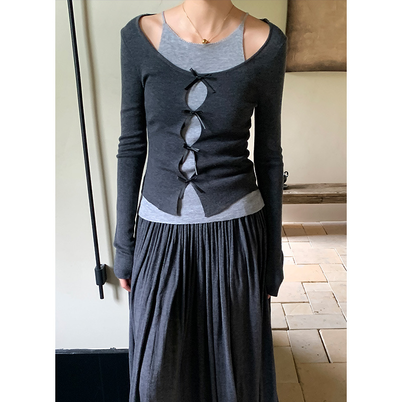 衣爾シャツのアリスの蝶結びの偽の2つのデザイン感のニットのシャツの女性の長袖は頭をかぶせてやせている上着を現します。