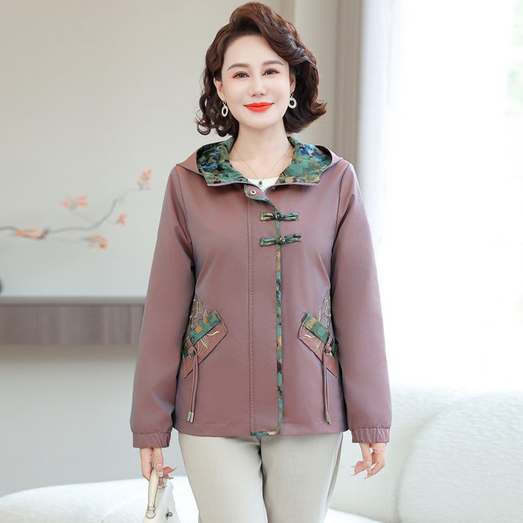 The short jacket in early autumn still keeps you feel and charm in…