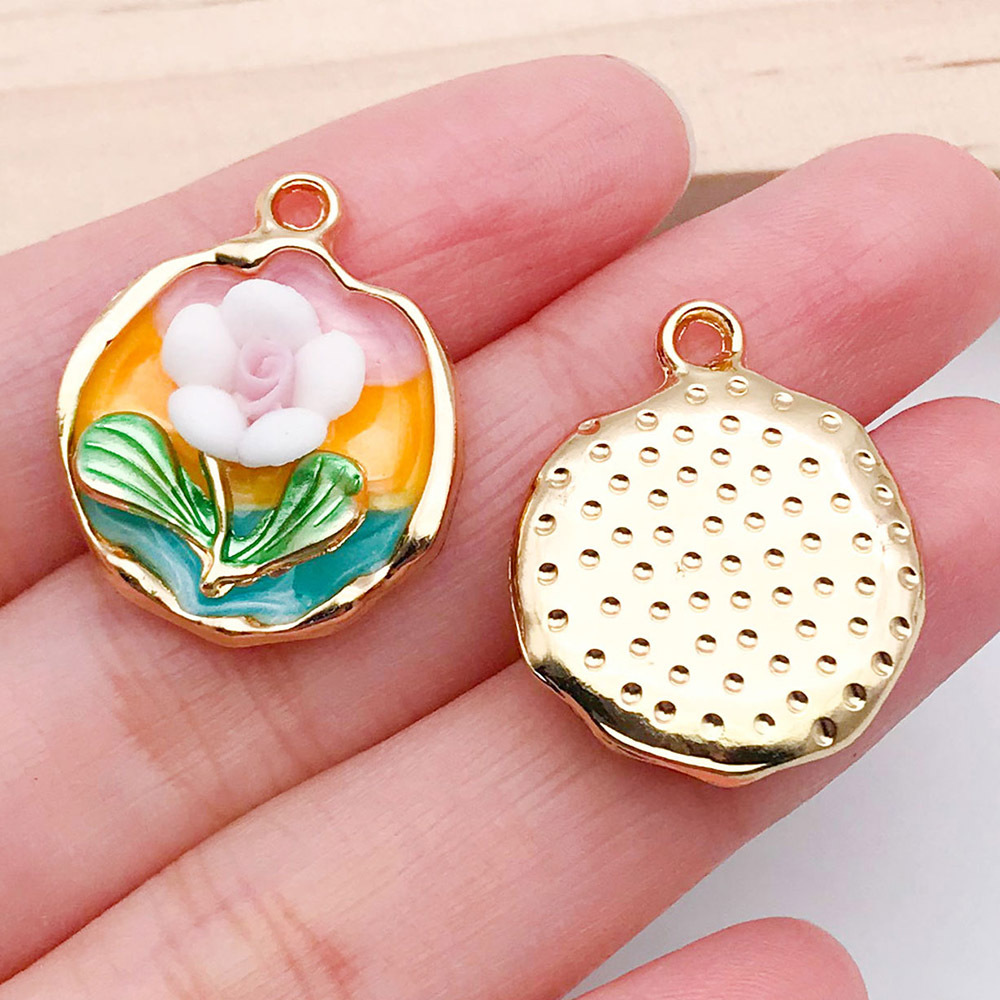 Colgante ovalado con flor y perlas estilo elegante