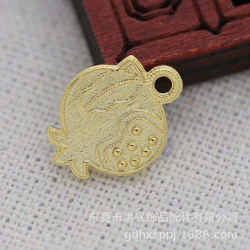 DIY饰品沙金滴油仿点翠珐琅16*12MM草莓小吊坠配件流苏吊坠B1785