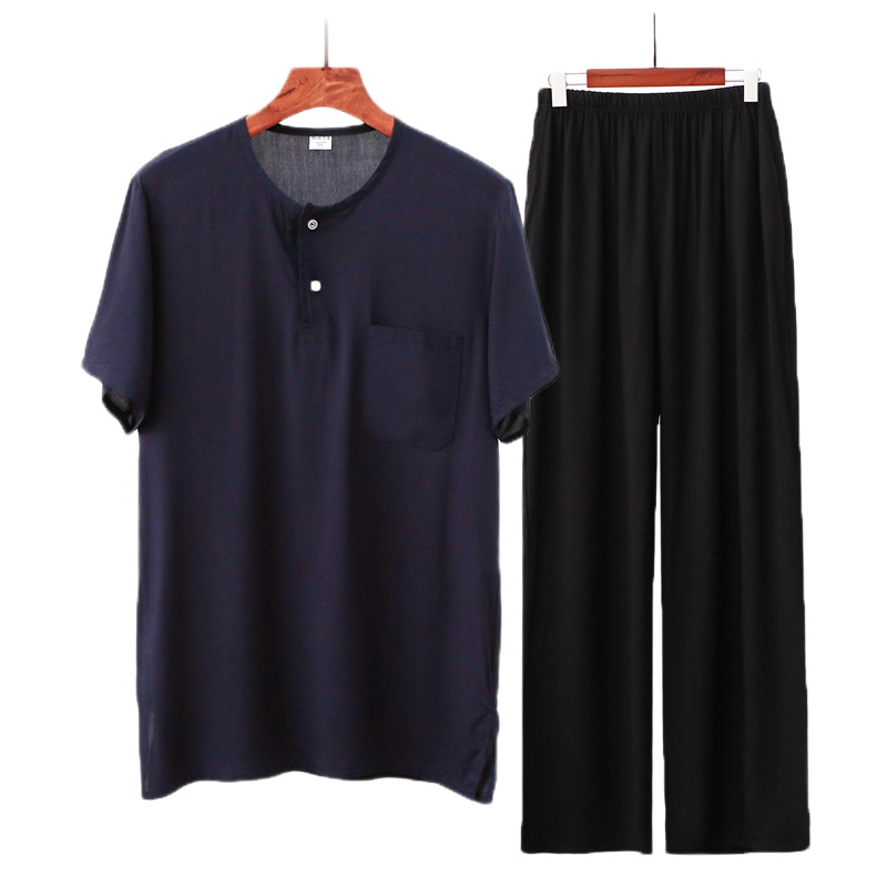 네이비 풀오버 + 검은 바지