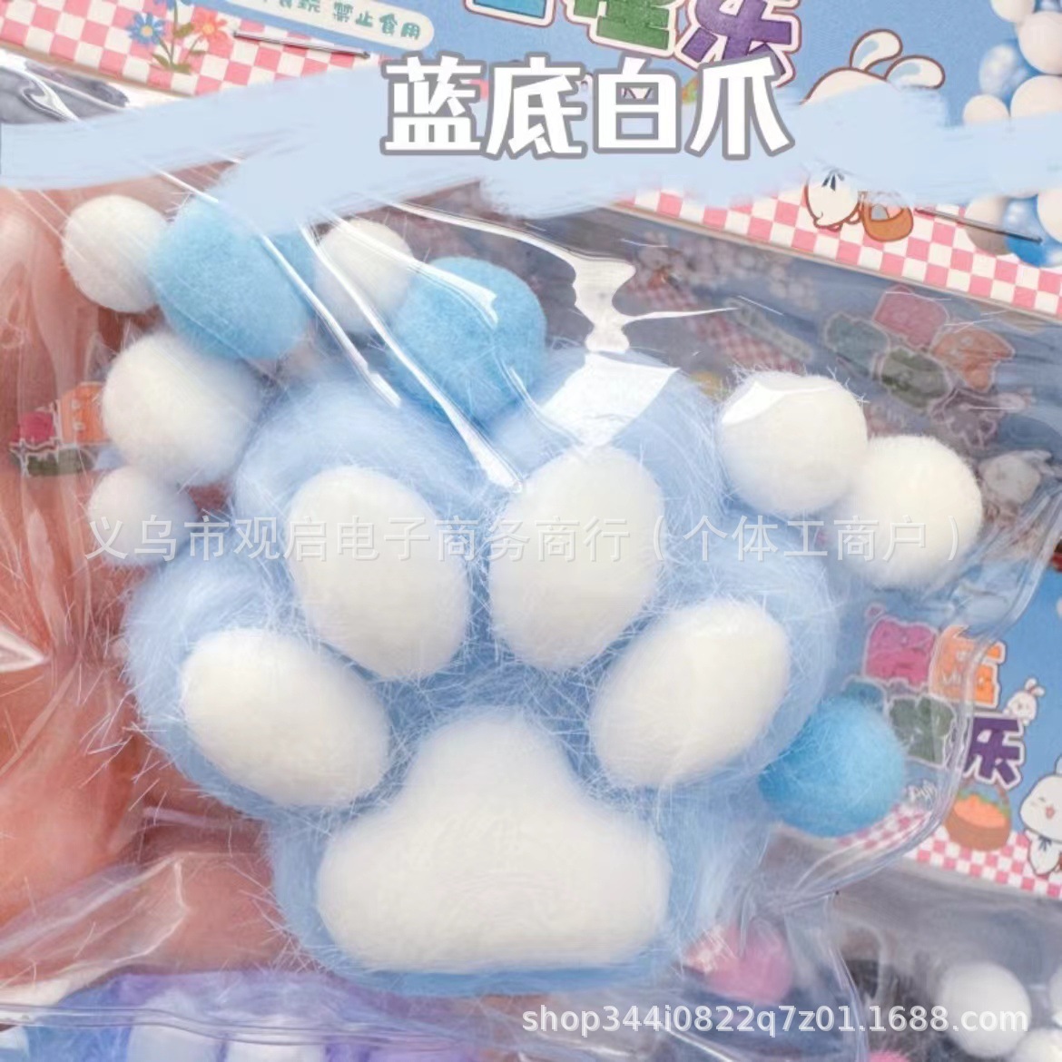 파란색 봉제 고양이 발