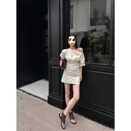 周淼ZHOUMIAO艺展缪斯裙米白色斜肩两穿露肩收腰连衣裙女夏短裙子