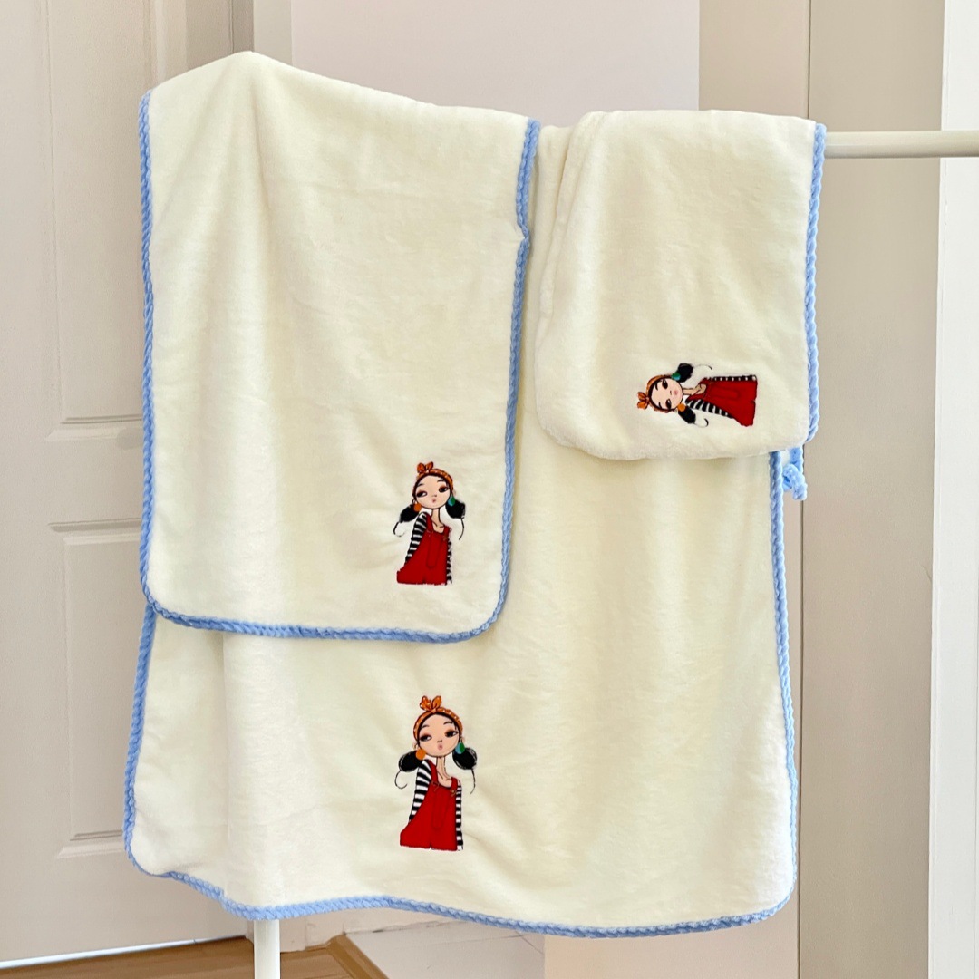 En verano, el hogar absorbe agua y se seca rápidamente. Se puede usar. Se puede envolver en una toalla de baño.