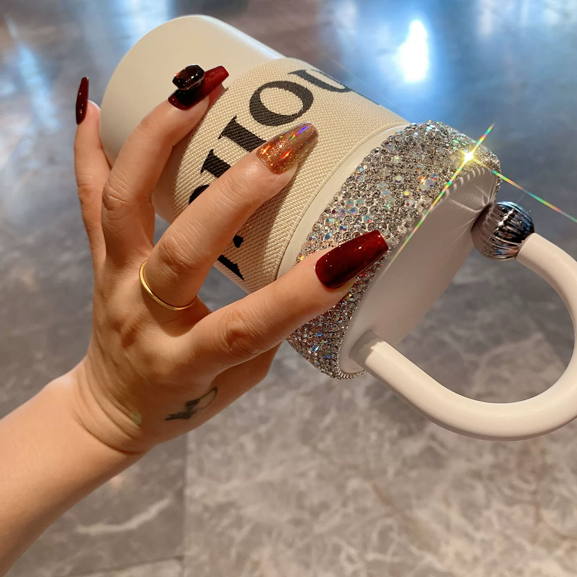 Прямые продажи с завода, популярная за рубежом портативная кружка в стиле Chanel из нержавеющей стали 316, легкая роскошная кружка с инкрустацией бриллиантов, портативная и элегантная по внешнему виду.