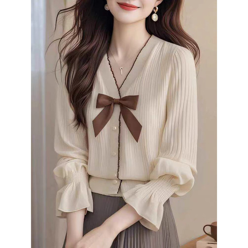 Korean chic gentle style beige V-neck bell-sleeve sweater for women, autumn and winter collection, super stylish and age-reducing top